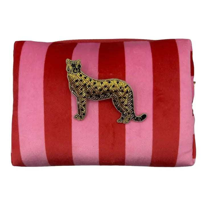 Trousse de maquillage rayée et broche