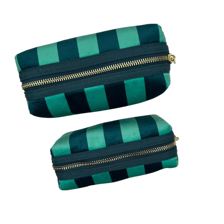 Trousse de maquillage rayée et broche
