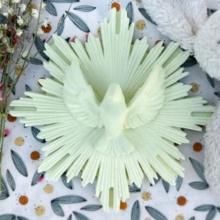 Décoration murale ex-voto "colombe" Offrandes à Dieu en accompagnement d'une grâce ou en remerciement d'un vœu exaucé, les ex-voto s'étalent sur les murs comme objets inspirés et inspirants. Envole-moi, la colombe symbole de pureté s'accrochent dans les maisons comme décoration murale et porte-bonheur. Caractéristiques Façonné par un santonnier labellisé "entreprise du patrimoine vivant" 16 cm de diamètre, 5 cm d'épaisseur. Plâtre. Système d'attache intégré