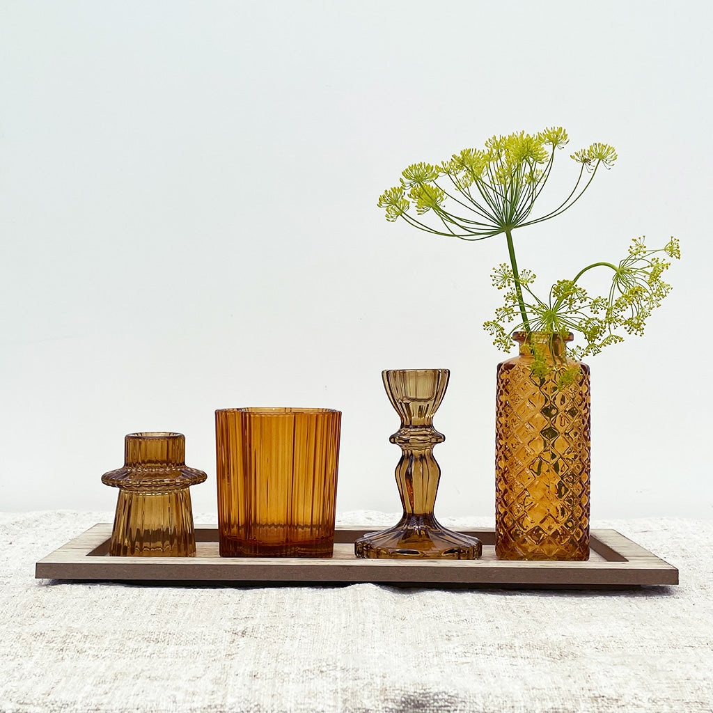 Set de 4 vases brun sur plateau en bois