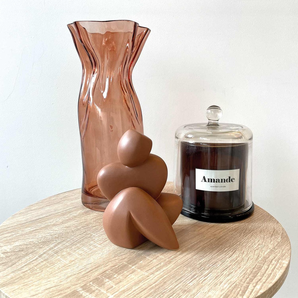 Statuette femme jambes croisées terracotta