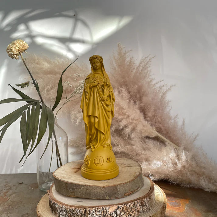 Vierge Marie avec couronne de fleurs