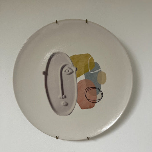 Assiette ronde murale motif visage abstrait