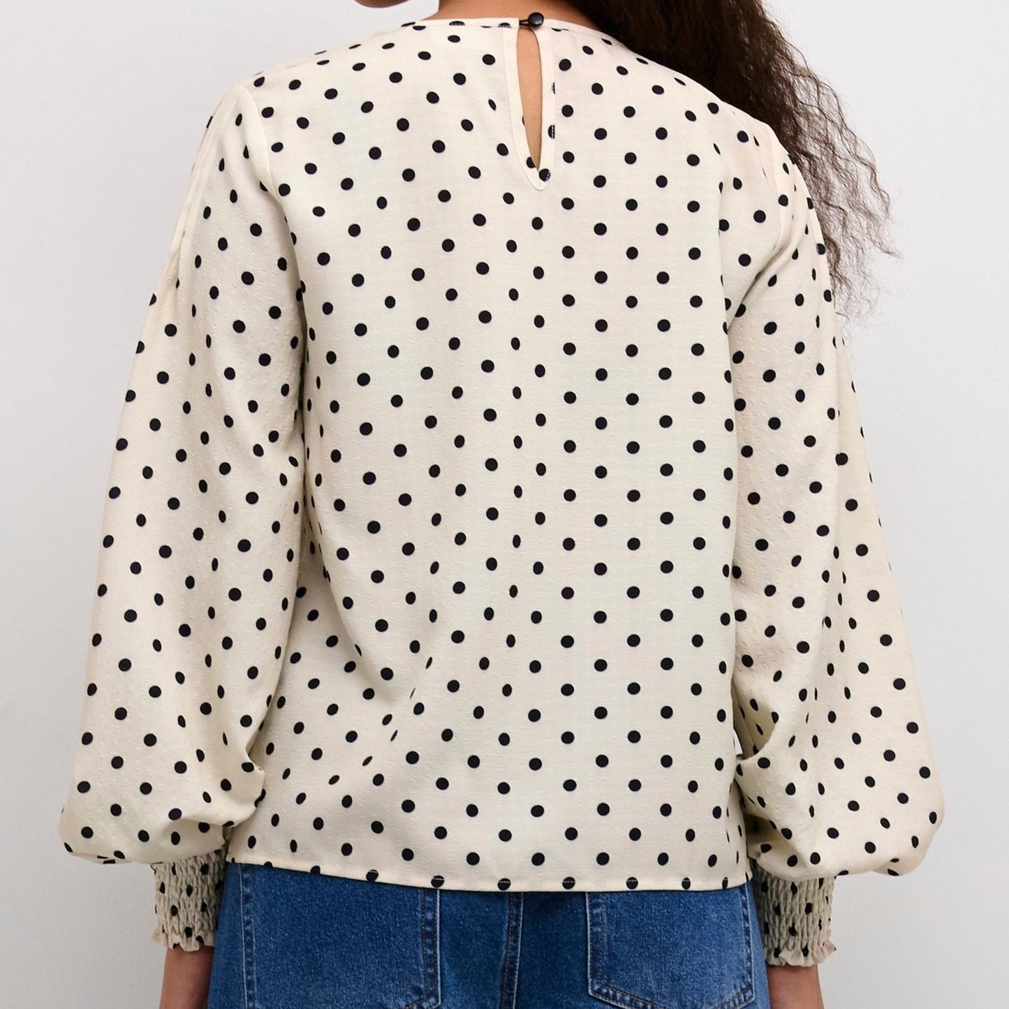 Blouse blanche à pois noirs