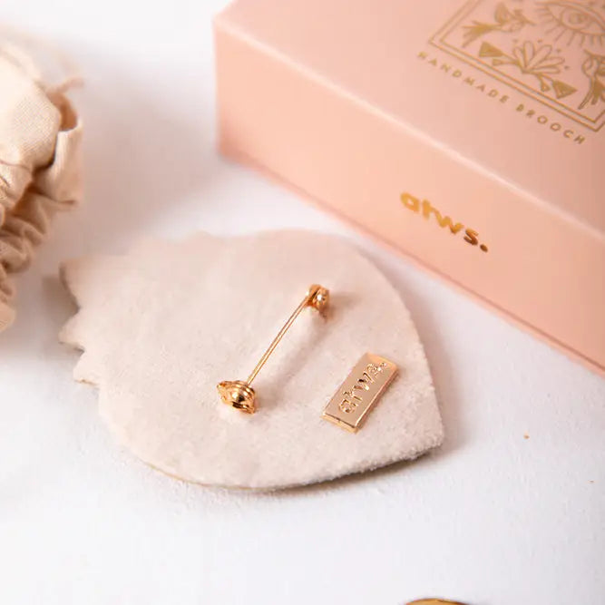Broche bouton brodée| Lunédolia Broderies Broche bouton brodée| Lunédolia Broderies