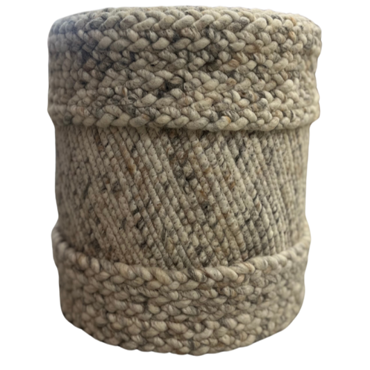 Ce pouf en laine tressée beige, fabriqué en France, allie savoir-faire artisanal et design épuré. Sa texture naturelle et sa teinte neutre apportent une touche chaleureuse et élégante à tout intérieur. Léger et confortable, il s’intègre facilement comme assise d’appoint ou repose-pieds, offrant à la fois style et fonctionnalité.

Caractéristiques du produit :

Matière : Laine
Remplissage : Polyester
Couleur : Beige
Forme : Ronde
Fabrication : Française