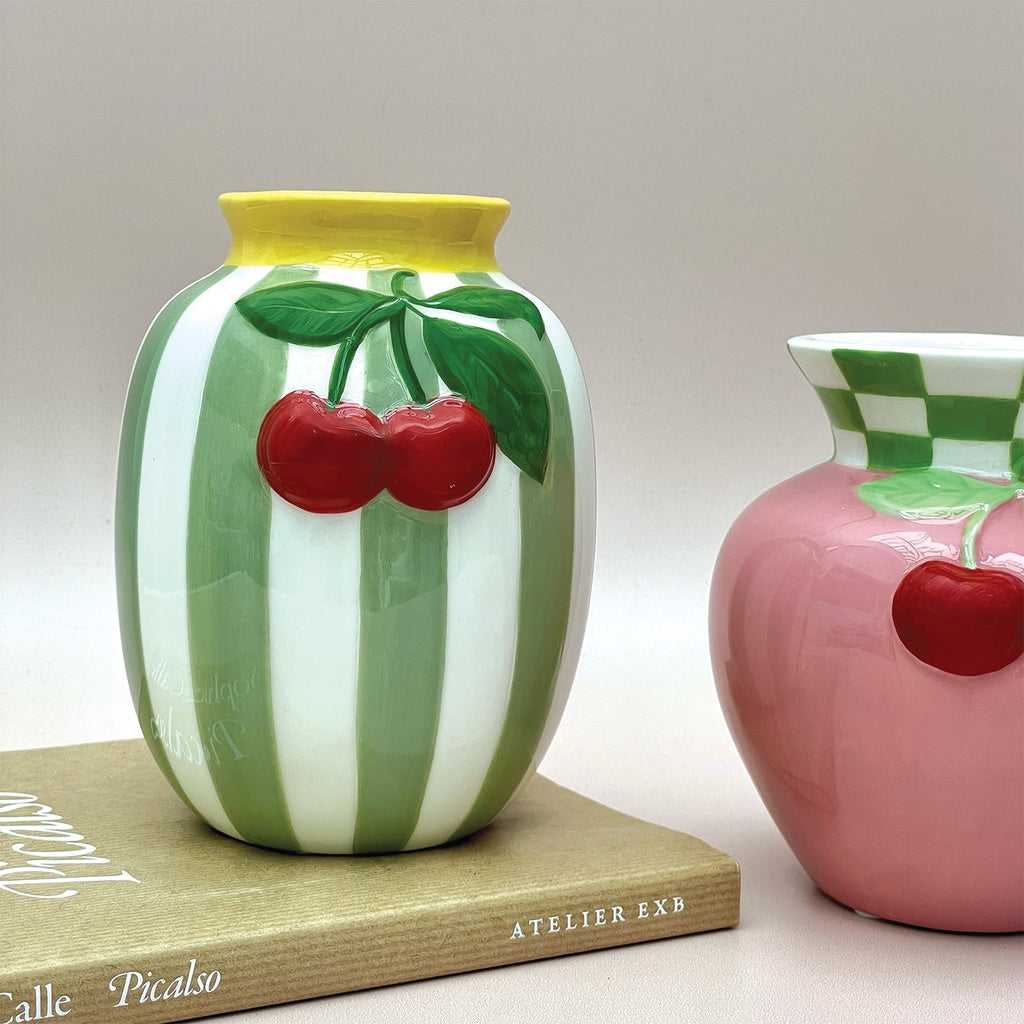 Vase Cerise Rayure Vert – Faïence Artisanale – H15,6 cm