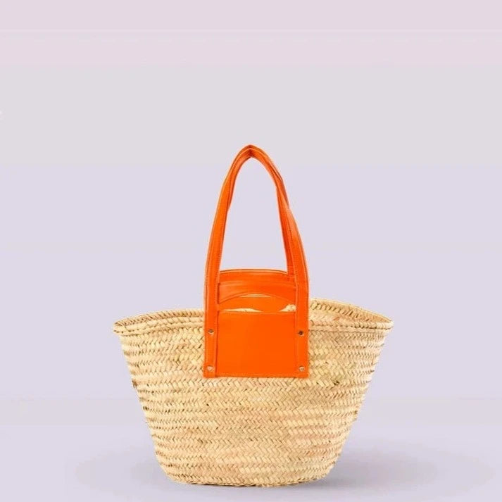 Ce magnifique panier tressé Formentera, agrémenté de ses anses en cuir orange, est idéal pour vos sorties estivales. Que ce soit pour l’utiliser comme sac à main, pour vous rendre à la plage ou pour transporter vos serviettes et produits solaires, il vous accompagnera avec élégance.  Il est fabriqué à la main et ne comporte pas de doublure.  Caractéristiques du panier tressé Formentera:  Longueur : 38 cm Largeur : 24 cm Hauteur : 20 cm